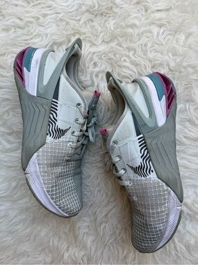 Nike Metcon 8
Mica Green Cosmic Fuchsia (Women's)
